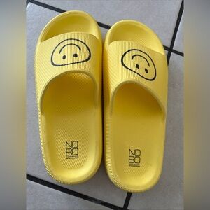 No Boundaries Women’s Emoji Comfort Slide Sandals – Yellow Smiley Face